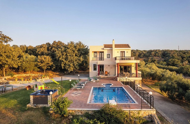Luxurious countryside villa - private pool - close to nature