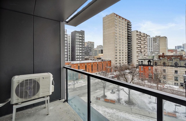 Luxurious Downtown Condo, 3 minutes to the Metro