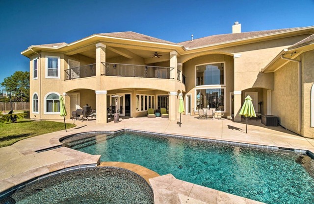 Luxurious Getaway w/pool! 4 min from airport!