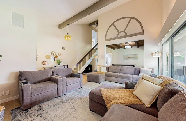 Luxurious home w/private pool, spa, grill & foosball - A/C , free WiFi - dogs ok