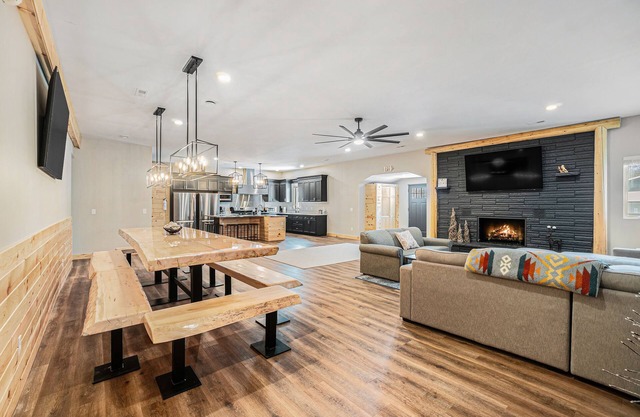 Luxurious Lodge w/8-lane bowling ally, great location next to lakes & trails