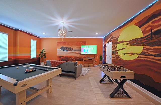 Luxurious Modern 9 Bed Pool Home w/2 Masters, 5 Kings Amazing Games Rm Lake View. Nr Theme Parks