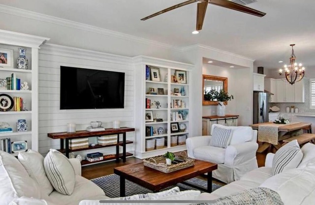 Luxurious Modern Townhouse right across beach! Table Tennis