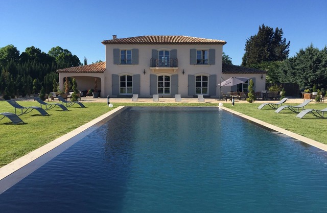 Luxurious new contemporary country house of 350 m2 with mirror pool