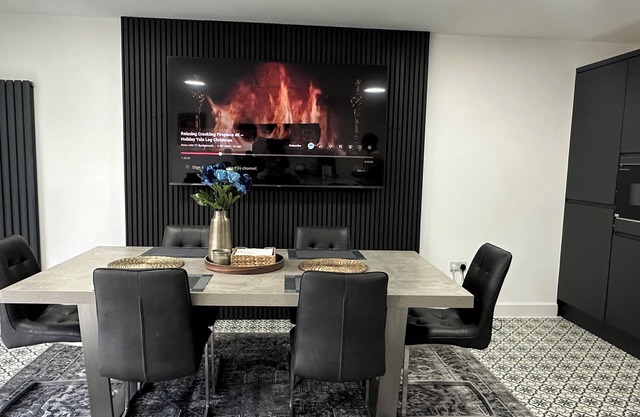 Luxurious New House Near Manchester Airport