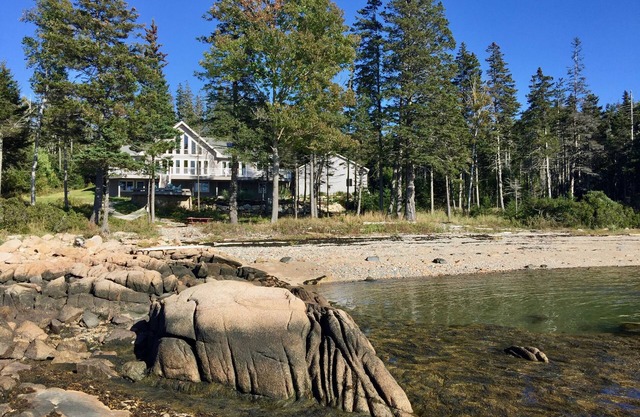 LUXURIOUS OCEANFRONT & PRIVATE BEACH