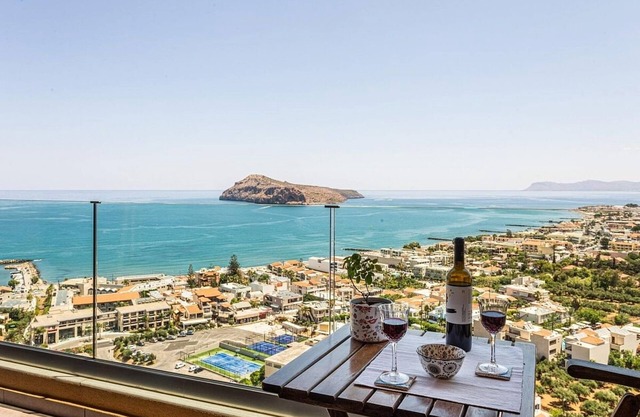 Luxurious Penthouse Apartment, Large Balcony with Panoramic Sea Views - 850m from Platanias Beach!