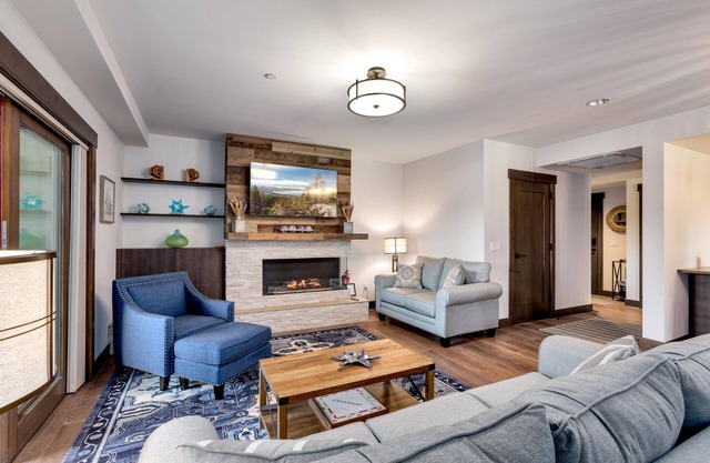 Luxurious Residence 1345 sqft. 2 bed, 2 bath in Private Lakefront Community