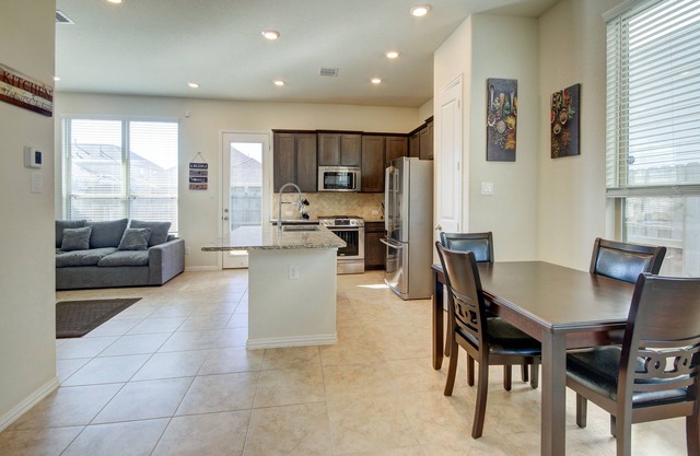 Luxurious Richmond Townhouse - 3 BR, Fenced Yard, Family-Friendly!