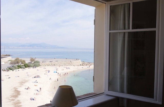 Luxurious seafront 2 bedrooms flat superb view, WIFI, AC, for 4 close to beach