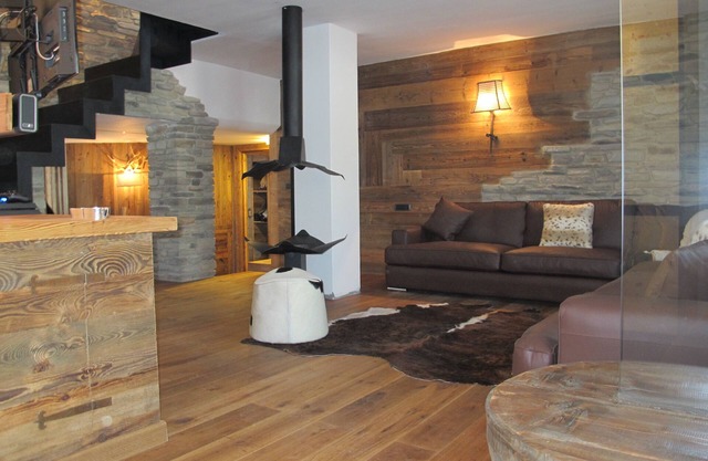 Luxurious ski in/out apartment (12 persons)
