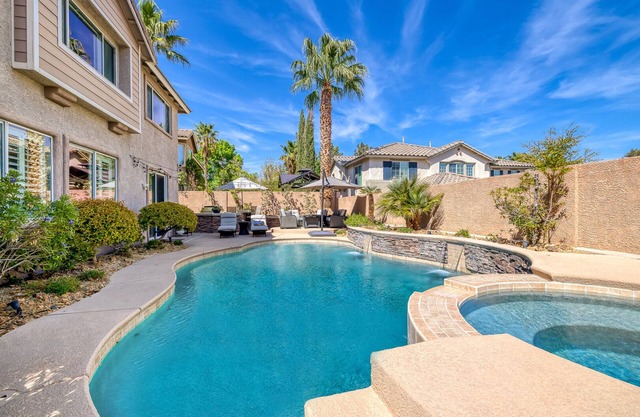 Luxurious Summerlin S. 6BR/4BA Chef Kitchen, Saltwater Pool/Jacuzzi, w/Cleaner