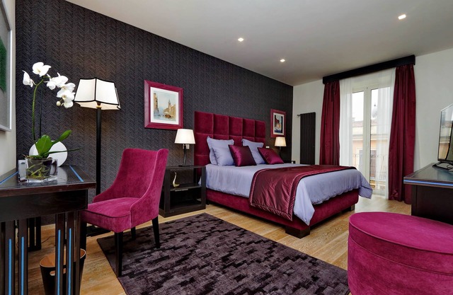 Luxurious three-room apartment with balcony, at the corner of Via Veneto