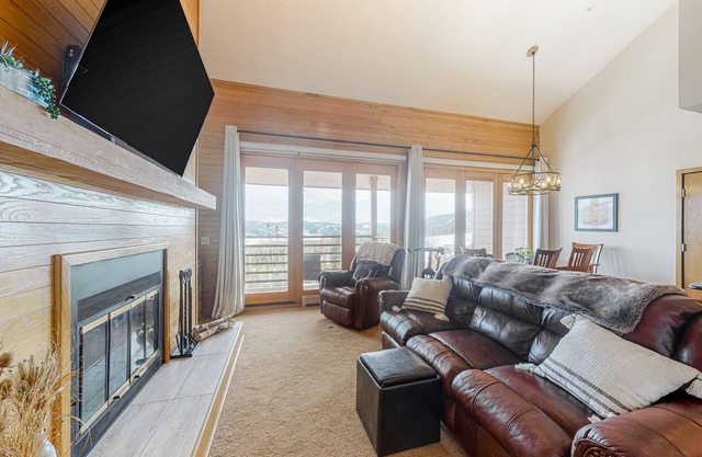 Luxurious top-floor condo with balcony, WiFi, fireplace, great views, & location