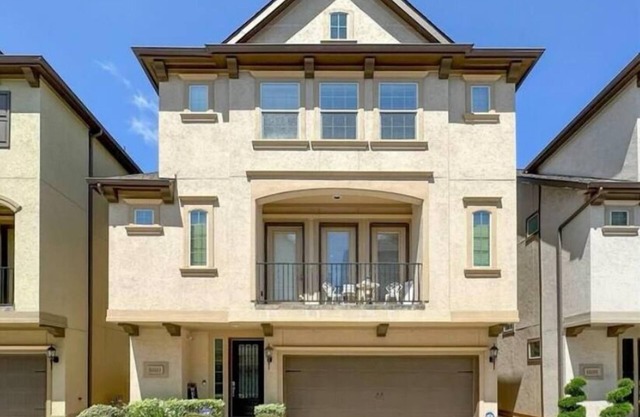 Luxurious Townhome near Galleria Mall