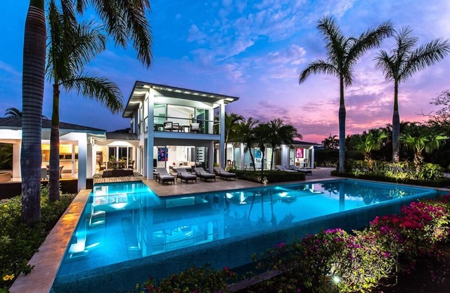 Luxurious villa with panoramic views and breathtaking private infinity pool !