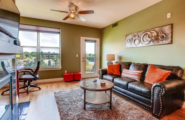 Luxury 1 Bed Condo in DTC w/ Mountain Views & Walk 2 Lightrail!