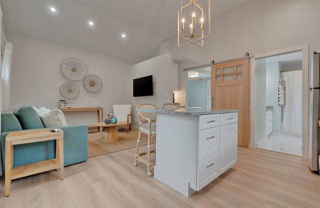 Luxury 1 bed/1 bath cottage with WiFi, Fire pit, 10 min walk to beach in OOB