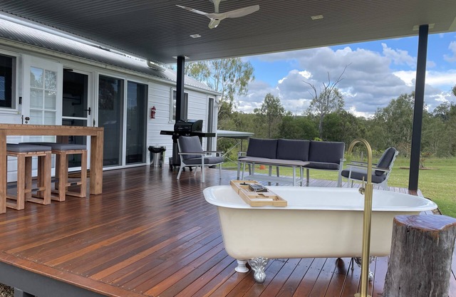 Luxury 100yr old workers cottage close to wineries & wedding venues