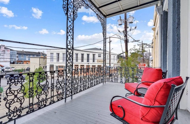 Luxury 1BR Next to Il Mercato - Modern, Balcony, Prime Location for Couples Exploring Magazine St
