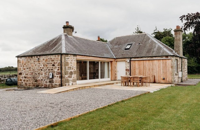 Luxury 2 Bedroom Countryside Cottage Close to the Beach.