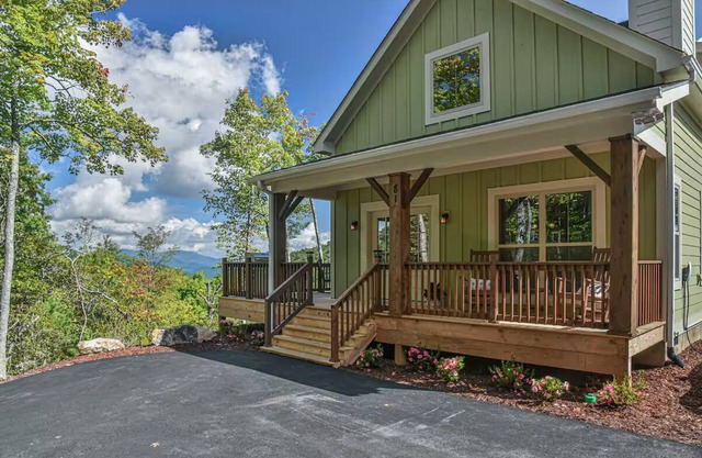 Luxury 2 Bedroom, Mountain Views, Hot Tub, Hiking