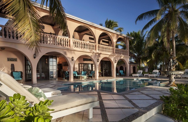 Luxury 250' long Beachfront-Pool,Horse Fountain, Snorkeling, Volleyball & Chef!