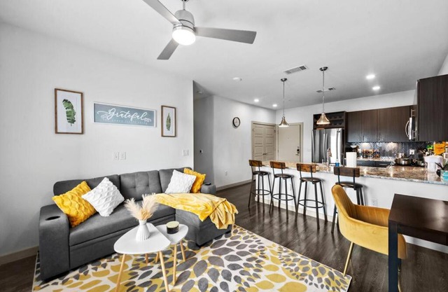 Luxury 2Bed Queen Suite, Free Parking Wifi Gym, Hwy 121 and PGA Golf Course
