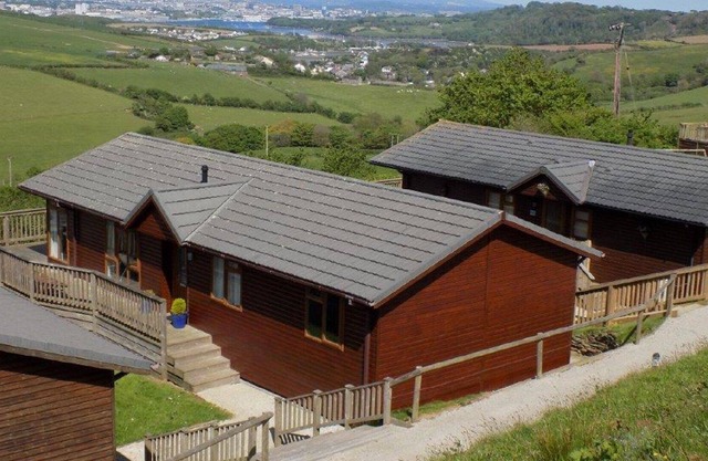 Luxury 3 bedroom Scandinavian Lodge steps from Whitsand Bay beach