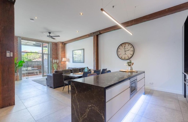 Luxury 3 brm 2 bath Woolstore apt with Courtyard