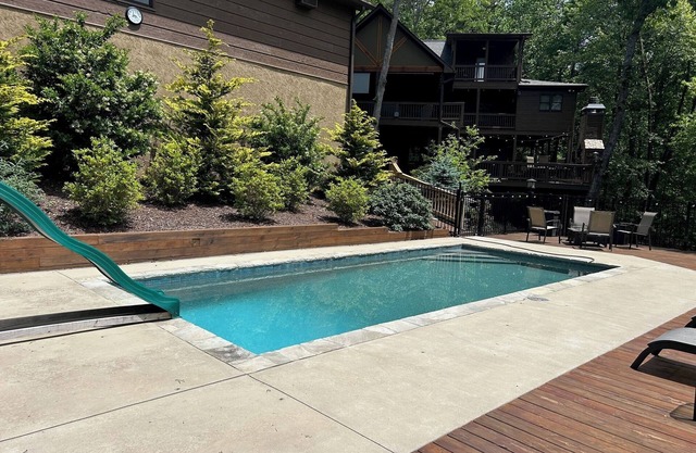 Luxury 4br/4.5ba, In Ground Pool, Hot Tub, wifi, Game Room