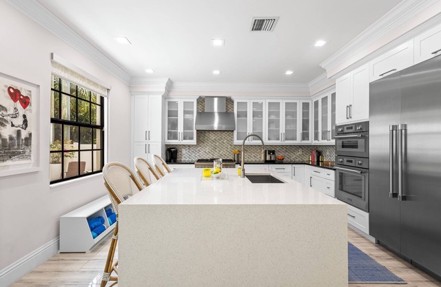 Luxury 4BR, Chef's Kitchen & Pool next to InterCoastal - West Palm Beach
