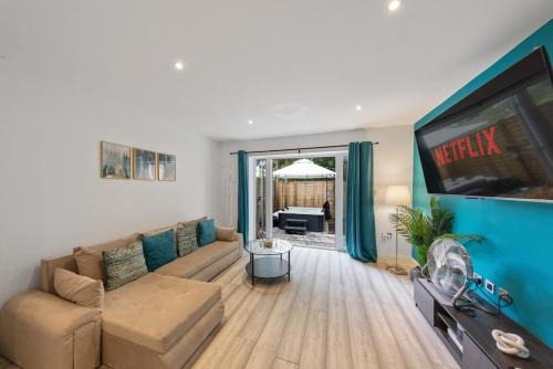 Luxury 4BR Home with Hot Tub, Sleep 8, Free Parking, Garden