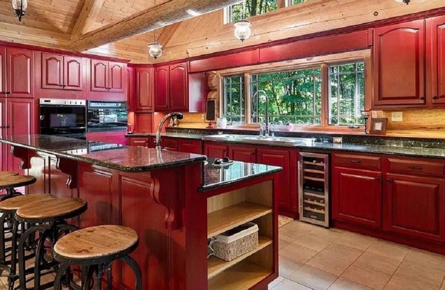 Luxury, 4k sqft Fireside Lodge with Treetop Bunkhouse, pet friendly! No fees!