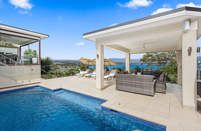 Luxury 5 B/R House with Pool, Lake & Beach