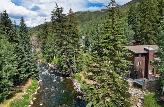 Luxury 5 bd 3,100 sq ft home on the river-3 min walk to free shuttle w/hot tub