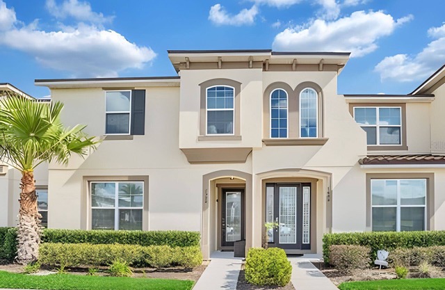 Luxury 5-Bed home with Private Splash Pool