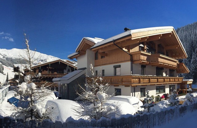 Luxury 5 bedroom Chalet in Tux, opposite ski lift - Maryhofen Hintertux Glacier