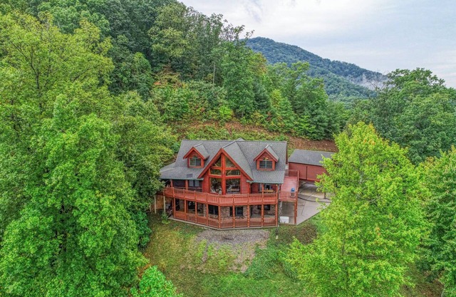 Luxury 5000sqft 6 Acre Lodge with Views, Wildlife, 2 Game Rooms & Fast Internet!