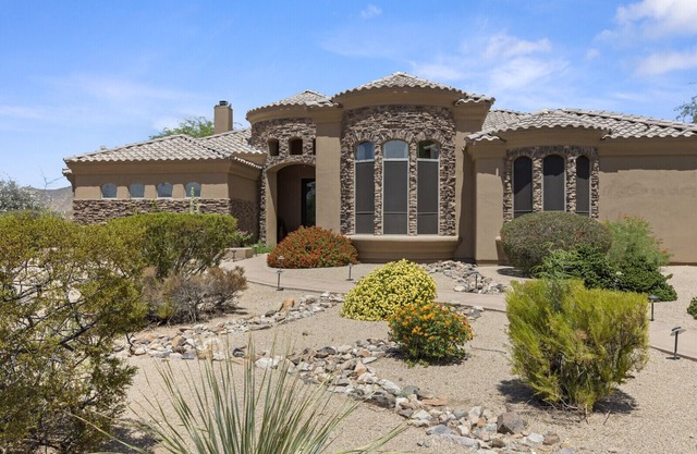 Luxury 5200sf/1 acre Desert Villa w pool/spa/mountain views