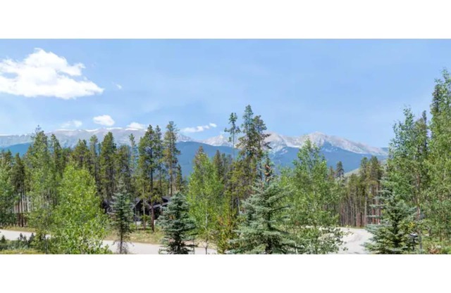 Luxury 6 Bedroom Home with View, 2 firepits, close to hiking trails and gondola