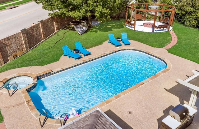 Luxury 6BR 2.5BA Home with Pool Cinema & Game Room