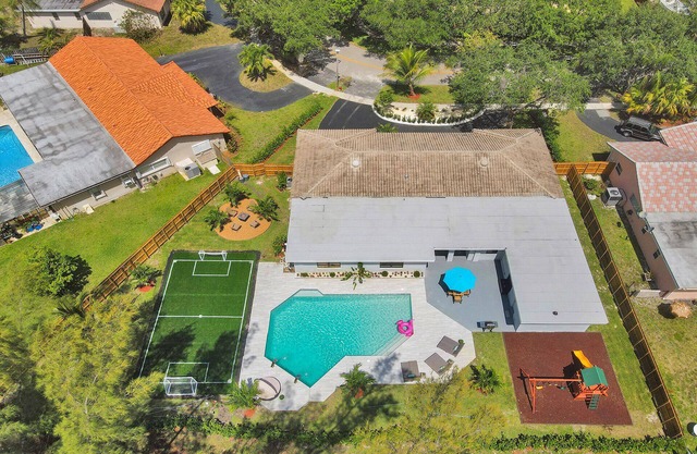 Luxury 7 Br Home w/Pool, Gameroom & Soccer Field