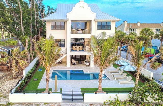 Luxury 7 BR Beach House w/Private Pool. Direct Views of the Gulf of America!
