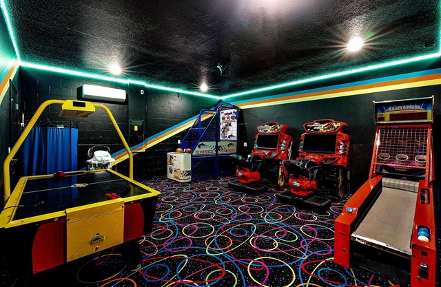 Luxury 9BR w/Arcade, Pool & Resort Waterpark – Near Disney