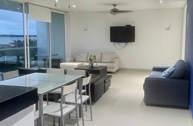 Luxury apartment 3 bedrooms 3 bathrooms 14 people.