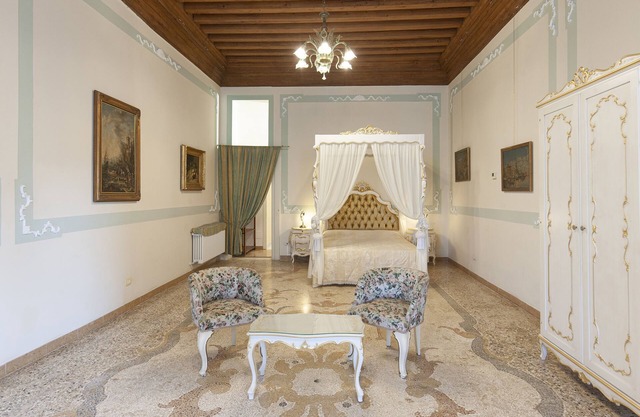 LUXURY APARTMENT IN HISTORIC PALACE IN VENICE