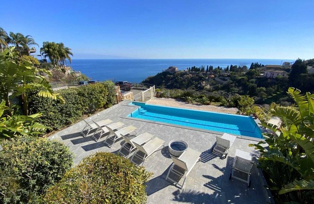 Luxury apartment in Taormina with private swimming pool and private parking