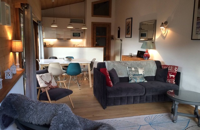 Luxury Apartment Sleeps 6. 350 m to ski lifts & town. Great views, Highly rated.