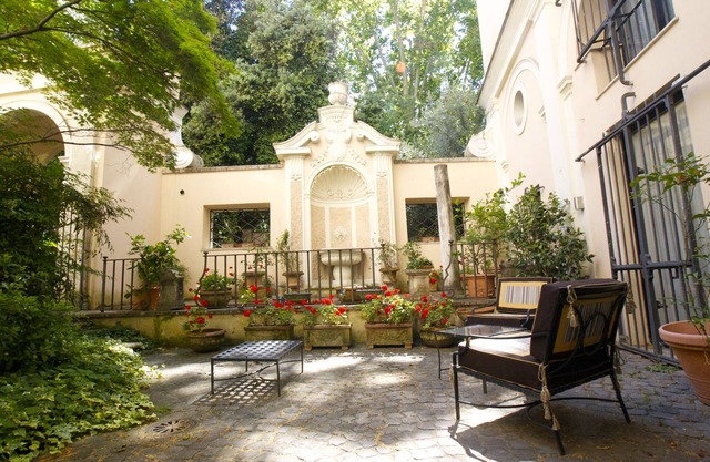Luxury apartment Via Giulia with private garden